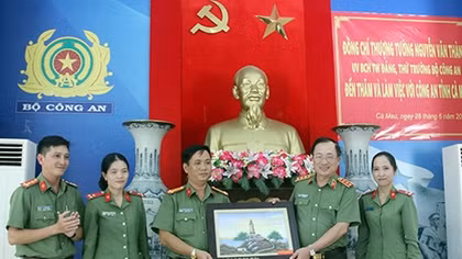 Deputy Minister Nguyen Van Thanh works with Ca Mau Police