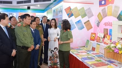Exhibition featuring Viet – Lao People's Security Forces’ friendship opens in Hanoi