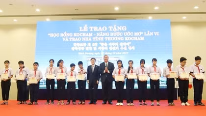 Scholarships presented to poor students in Binh Duong