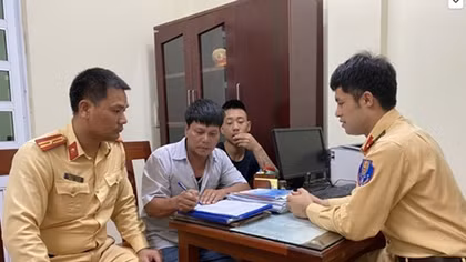 Hanoi traffic policemen save drowning man