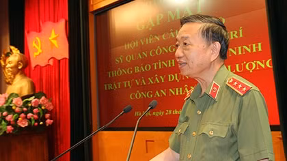 Minister To Lam meets retired police officers 