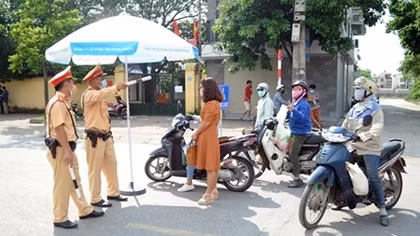 Hanoi police tighten checks of traffic flow on gateways to the city 
