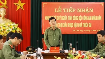 Deputy Minister Nguyen Van Son works with Ha Tinh police