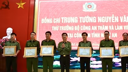 Deputy Minister Nguyen Van Son works with Nghe An police