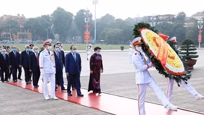 Party, State leaders pay tribute to President Ho Chi Minh
