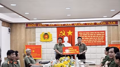 Deputy Minister Bui Van Thanh visits and presents donations to Khanh Hoa