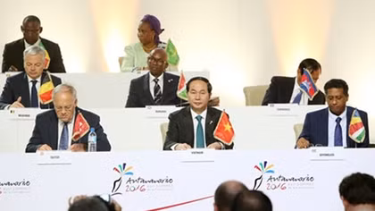Vietnam ready to enhance economic ties with OIF members: President