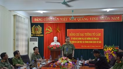 Minister To Lam visits and works with North-western Mobile Police Regiment