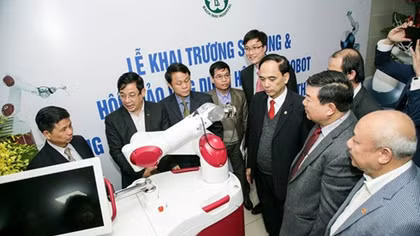 Bach Mai hospital uses robots in joint, neurological surgeries
