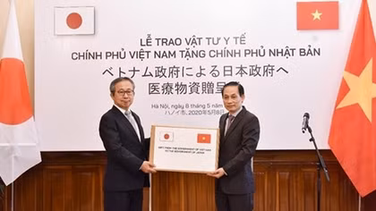 Vietnam presents medical supplies to Japan
