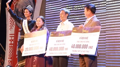 Miss Universe Vietnam 2017 presents scholarship to poor students