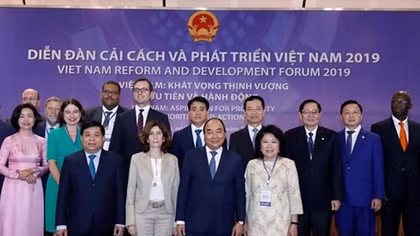 PM receives delegates to Vietnam reform forum 2019