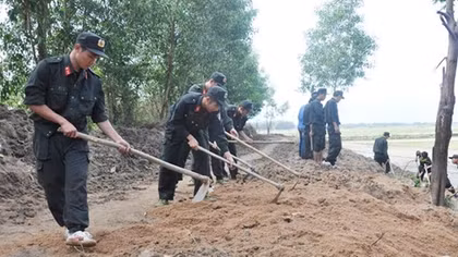 Mobile Police help people in post-flooding period