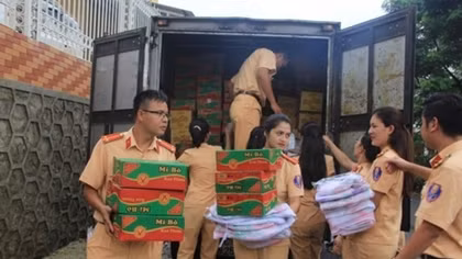 Hanoi traffic police join hands in disaster relief