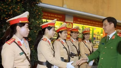 Deputy Minister Nguyen Duy Ngoc works with Hanoi’s Traffic Police 