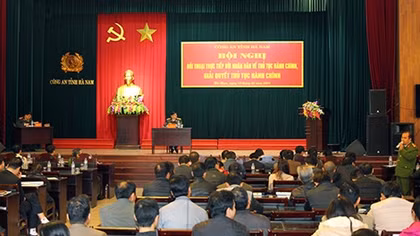 Ha Nam Police holds dialogue with local people 