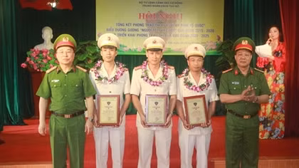 Capital Mobile Police Regiment honors outstanding officers and soldiers in the five-year emulation movement