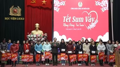 Deputy Minister Nguyen Van Thanh presents gifts to needy Trade Union members