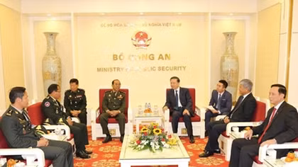 Minister To Lam wants guard forces of Vietnam and Cambodia to promote cooperation 