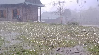 Hails pour down in Dat Lat