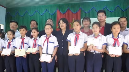 Vice President reviews policy for war heroes in Quang Nam