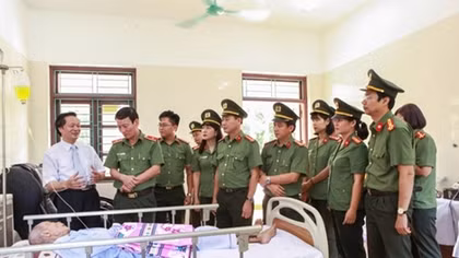 PSA delegation visits nursing house for wounded soldiers in Duy Tien 
