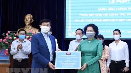 Vietnamese communities abroad join hands in COVID-19 fight