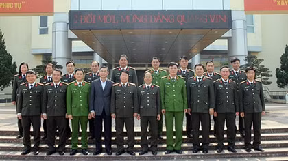 Deputy Minister Bui Van Nam inspect the work of ensuring public order and security in Hoa Binh ahead of Tet