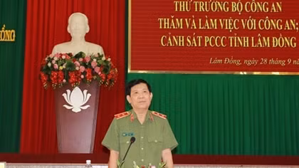 Deputy Minister Nguyen Van Son works with Lam Dong Police