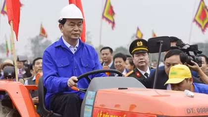 State President drives tractor at ploughing festival 