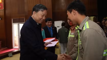 Minister To Lam presents gifts to workers in Hung Yen province