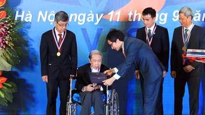 Scientists honored Tran Dai Nghia Award in Ha Noi