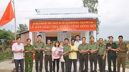 Police officers to have warm Tet holiday in new houses