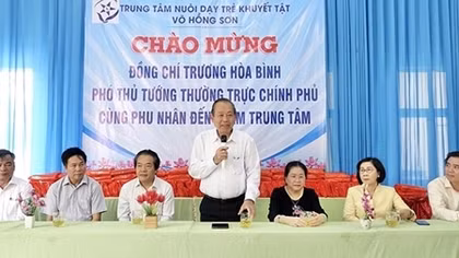Deputy Prime Minister Truong Hoa Binh offers gifts to children in Quang Ngai