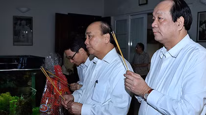PM pays tribute to late Party, State leaders ahead of Tet