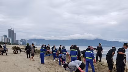 Police of Central coastal provinces help people overcome consequences of natural disarter