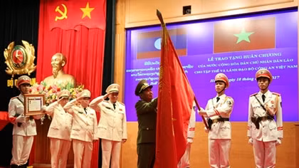 Laos awarded noble medals to Vietnam’s MPS leaders and teams