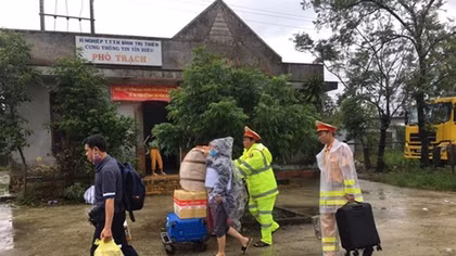 Traffic police ensures safety for people and vehicles in flood