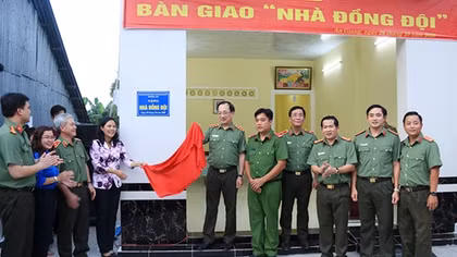 “Comradeship” house handed over to poor policeman in An Giang