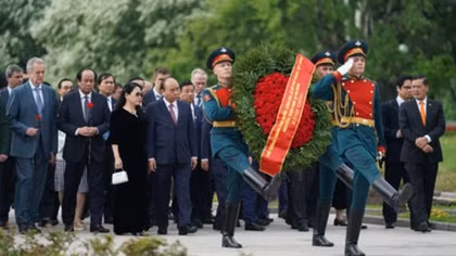 PM Phuc visits Saint Petersburg