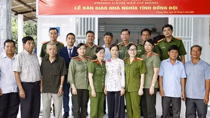 Can Tho Police build house for veteran