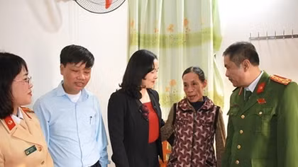 Hai Phong Police hands over houses of compassion to poor people