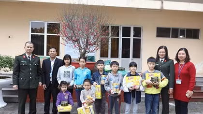 Public Security Newspaper presents Tet gifts to disadvantaged children and elderly people