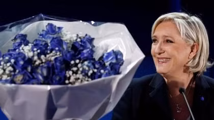 Hollande urges French to reject Le Pen in presidential run-off vote