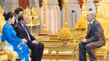 PM tightens amity with Cambodian royal family