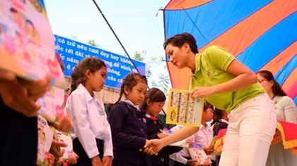 Miss Universe Vietnam H'Hen Nie sponsors libraries for poor children