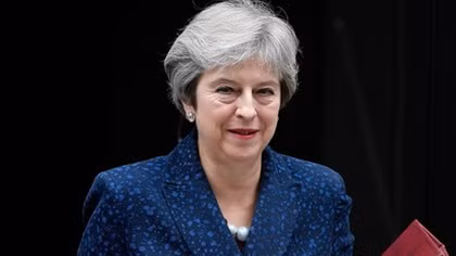 PM May tries to sell Brexit deal to ministers