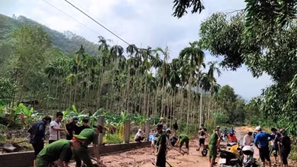 Thua Thien- Hue Police help people overcome consequences of natural disarter