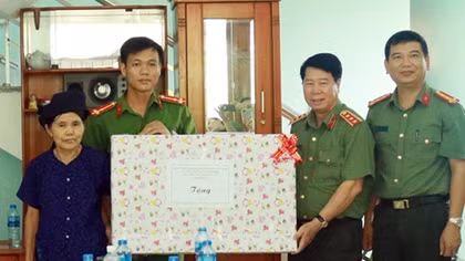 Deputy Minister Bui Van Nam hands over homes of compassion to needy public security officers