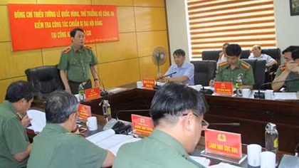 Deputy Minister Le Quoc Hung inspects the task performance of Lao Cai Police